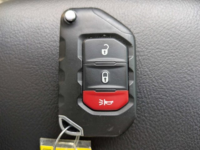 Used 2025 Jeep Gladiator - photo 33