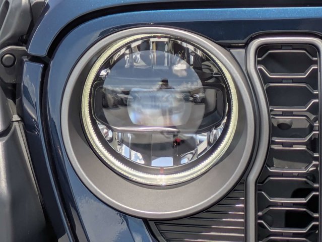 Used 2025 Jeep Gladiator - photo 11
