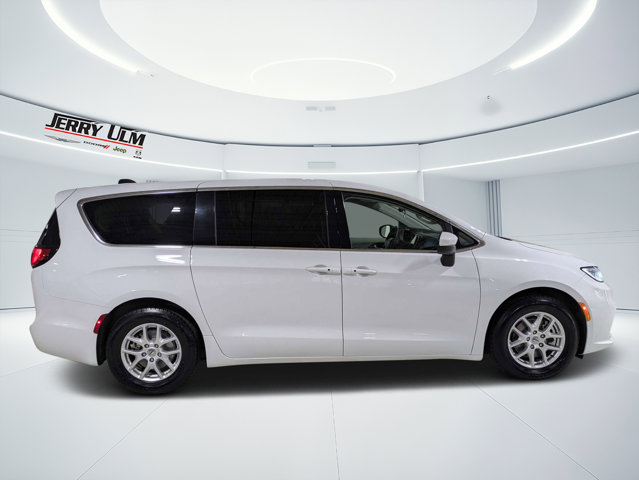 Used 2023 Chrysler Pacifica - photo 2