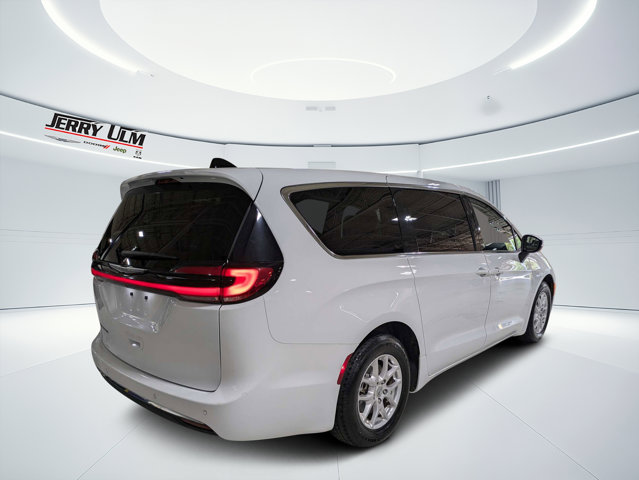 Used 2023 Chrysler Pacifica - photo 5