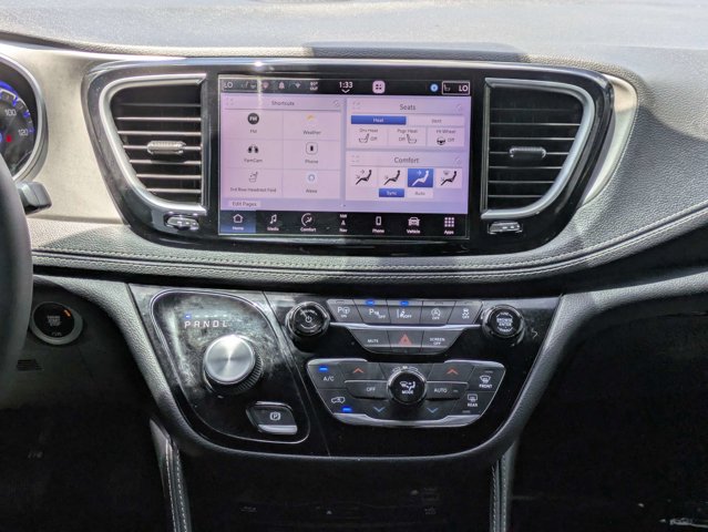 Used 2022 Chrysler Pacifica - photo 2