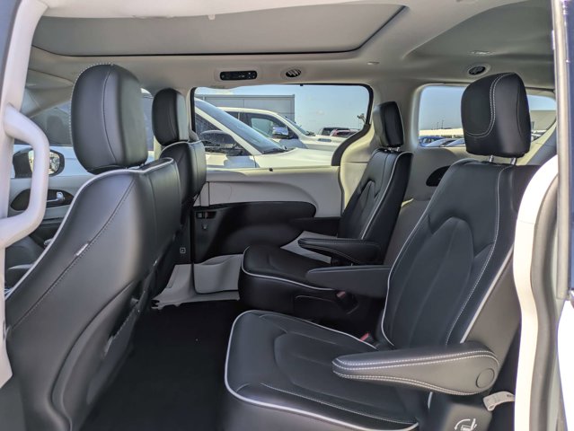 Used 2023 Chrysler Pacifica - photo 28