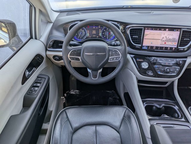 Used 2023 Chrysler Pacifica - photo 2