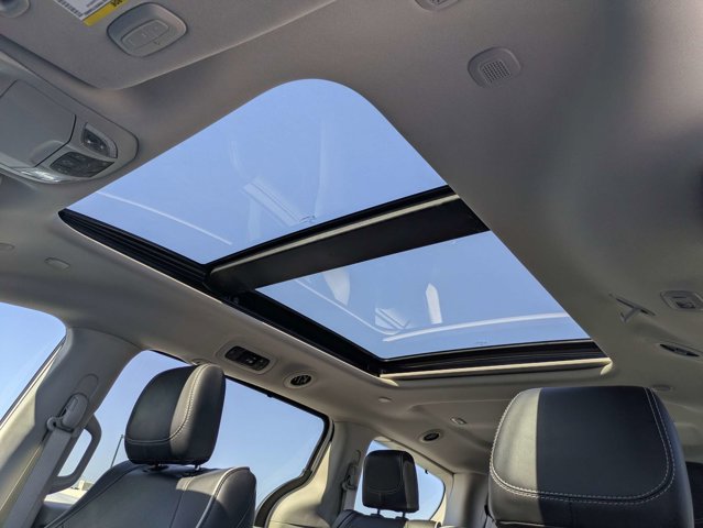 Used 2023 Chrysler Pacifica - photo 8