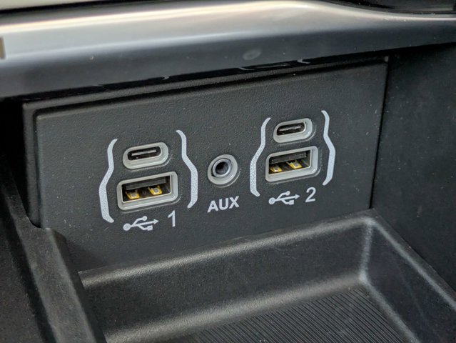 Used 2023 Chrysler Pacifica - photo 10
