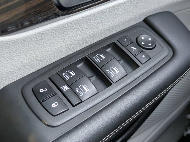 Used 2023 Chrysler Pacifica - photo 11
