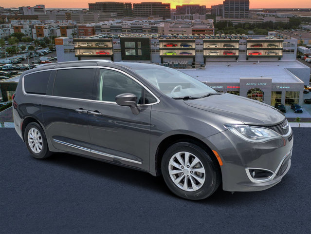 Used 2019 Chrysler Pacifica - photo 1