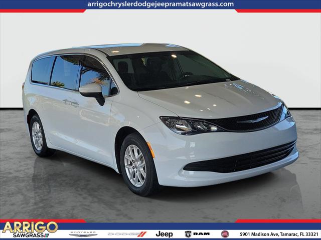 Used 2017 Chrysler Pacifica - photo 1
