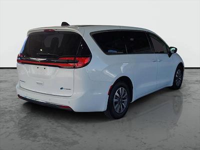 Used 2024 Chrysler Pacifica - photo 2