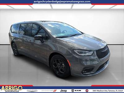 Used 2023 Chrysler Pacifica - photo 1