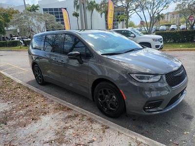 Used 2023 Chrysler Pacifica - photo 1