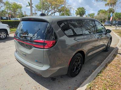 Used 2023 Chrysler Pacifica - photo 1