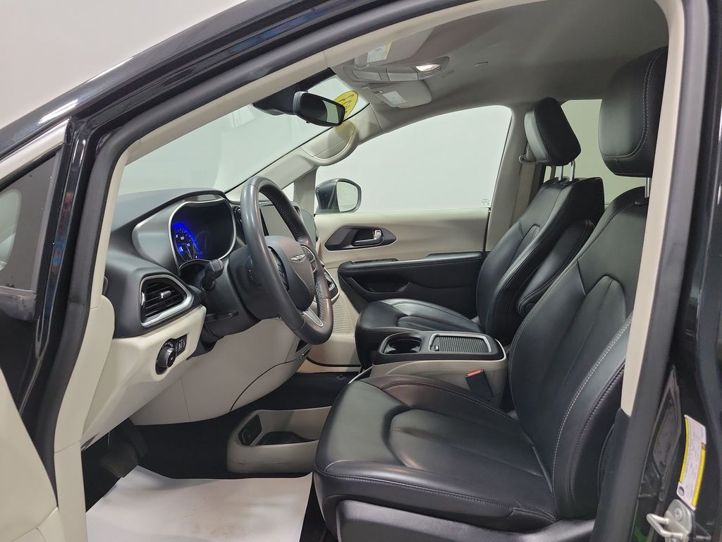Used 2023 Chrysler Pacifica - photo 2