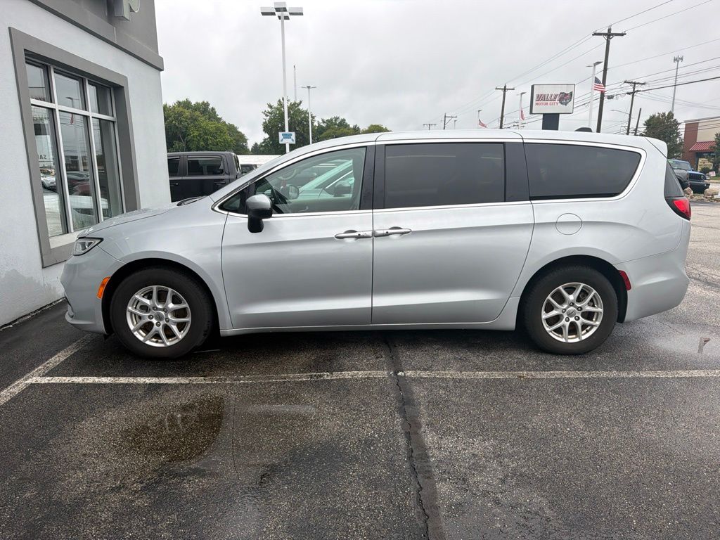 Used 2023 Chrysler Pacifica - photo 2