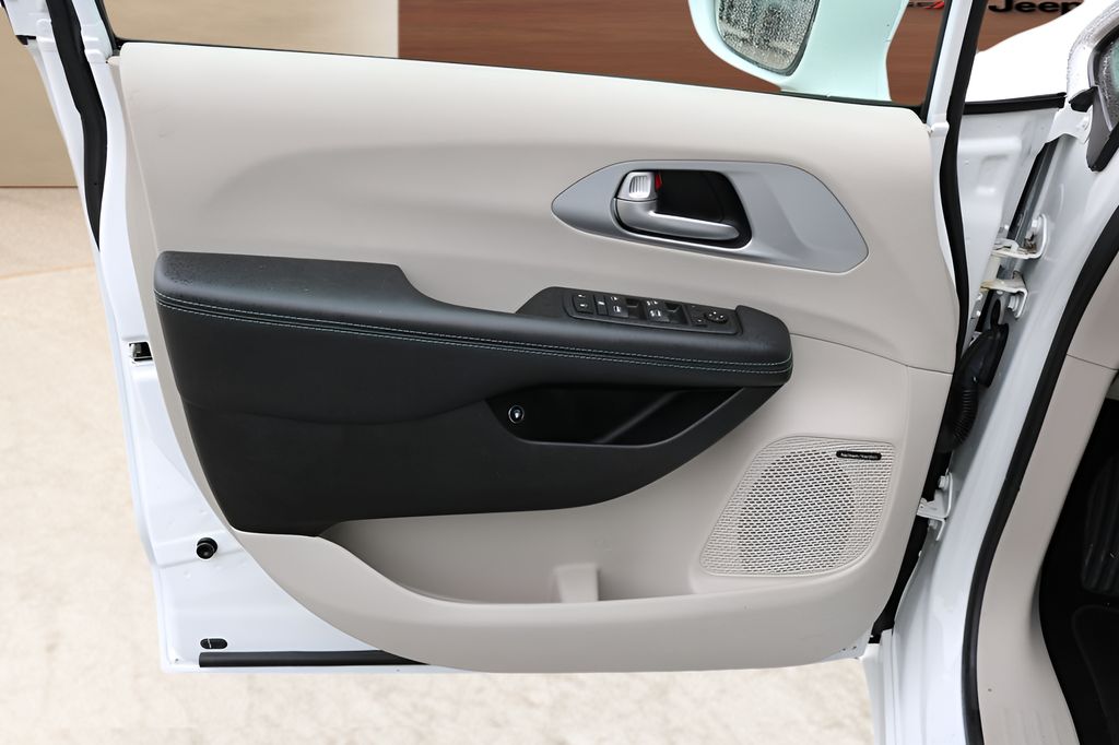 Used 2018 Chrysler Pacifica - photo 13