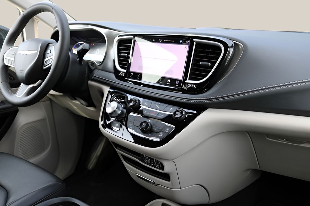Used 2024 Chrysler Pacifica - photo 21