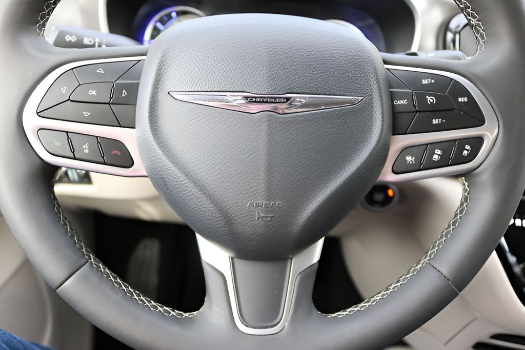 Used 2024 Chrysler Pacifica - photo 23