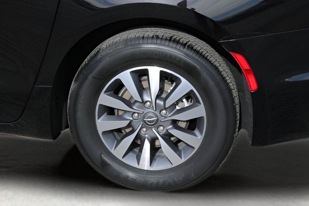Used 2024 Chrysler Pacifica - photo 10