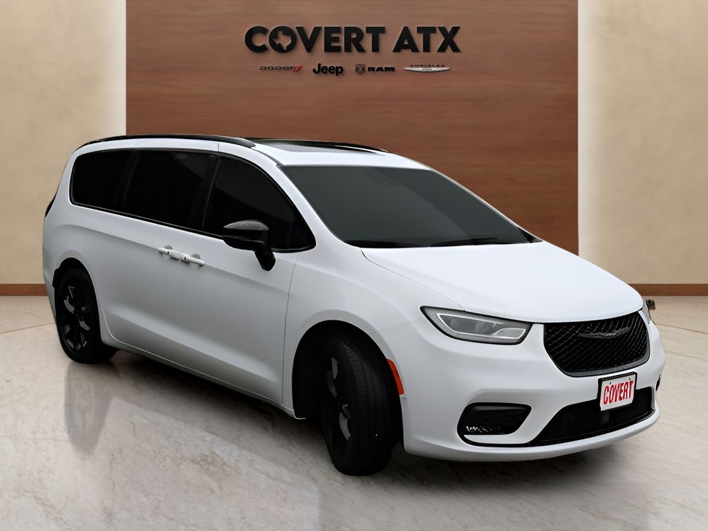 Used 2025 Chrysler Pacifica - photo 9