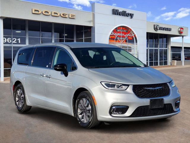 Used 2024 Chrysler Pacifica - photo 1