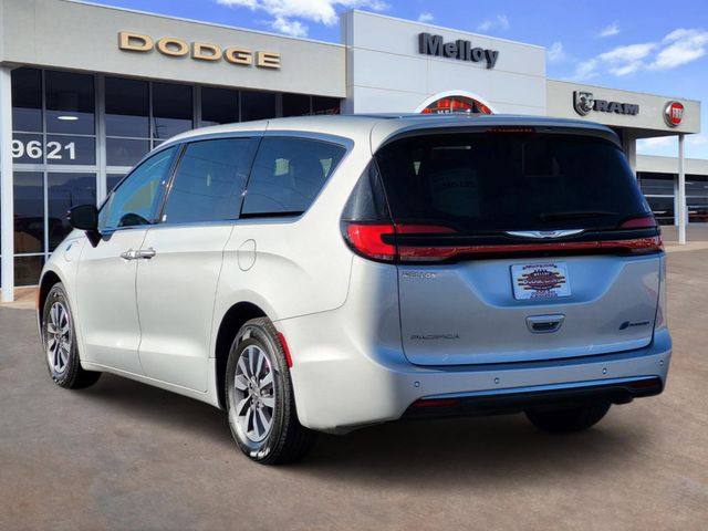 Used 2024 Chrysler Pacifica - photo 2