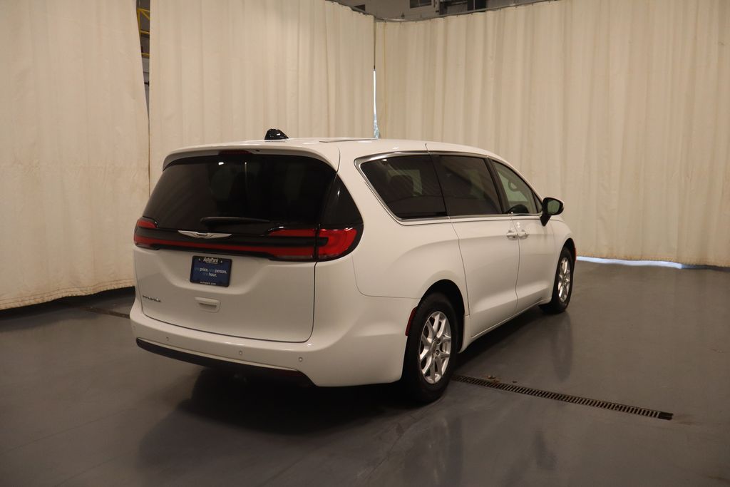 Used 2023 Chrysler Pacifica - photo 8