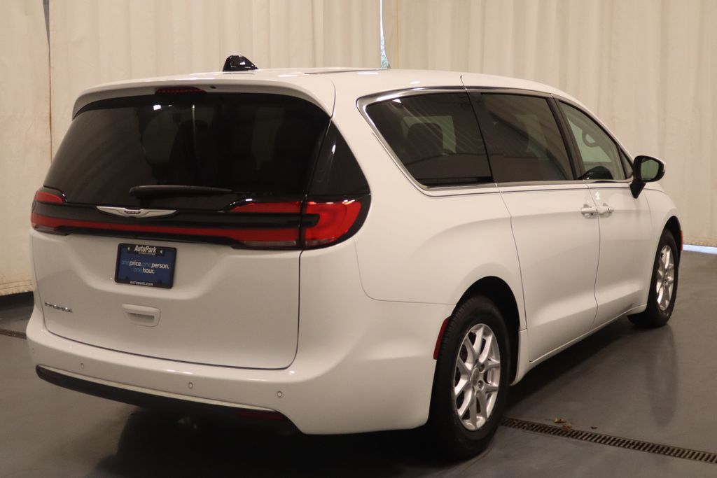Used 2023 Chrysler Pacifica - photo 2