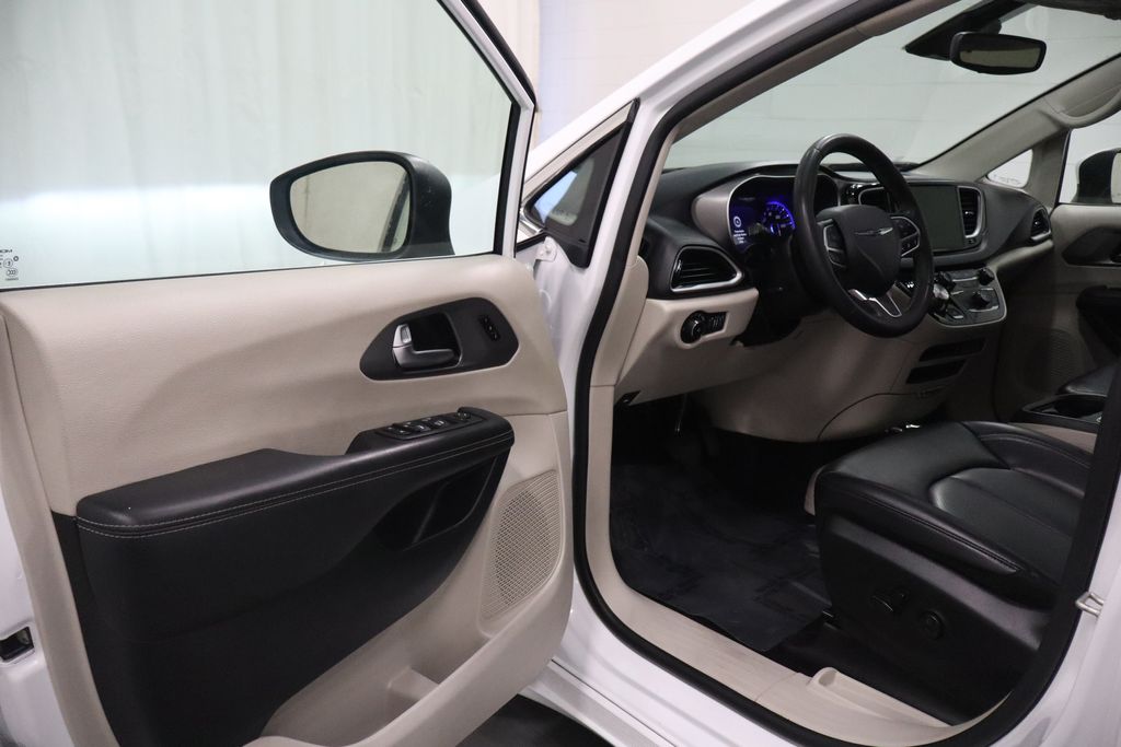 Used 2023 Chrysler Pacifica - photo 9