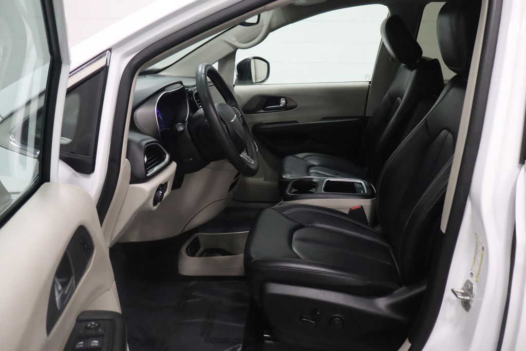 Used 2023 Chrysler Pacifica - photo 10