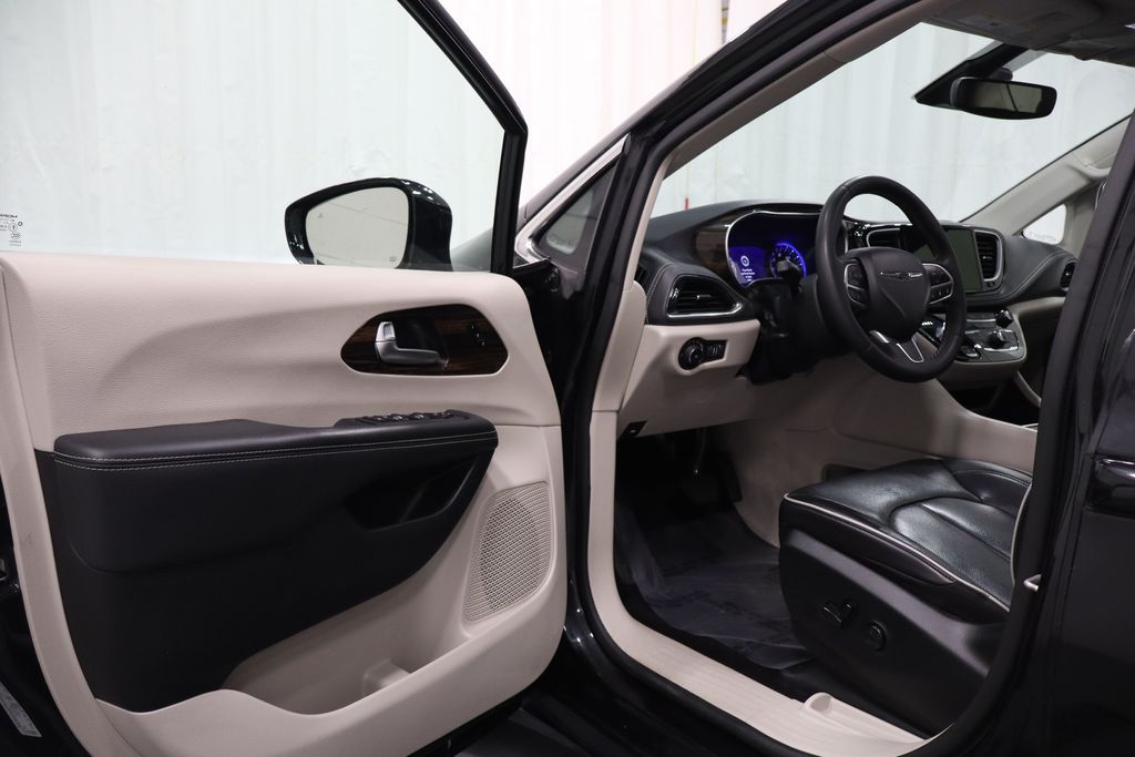 Used 2023 Chrysler Pacifica - photo 12