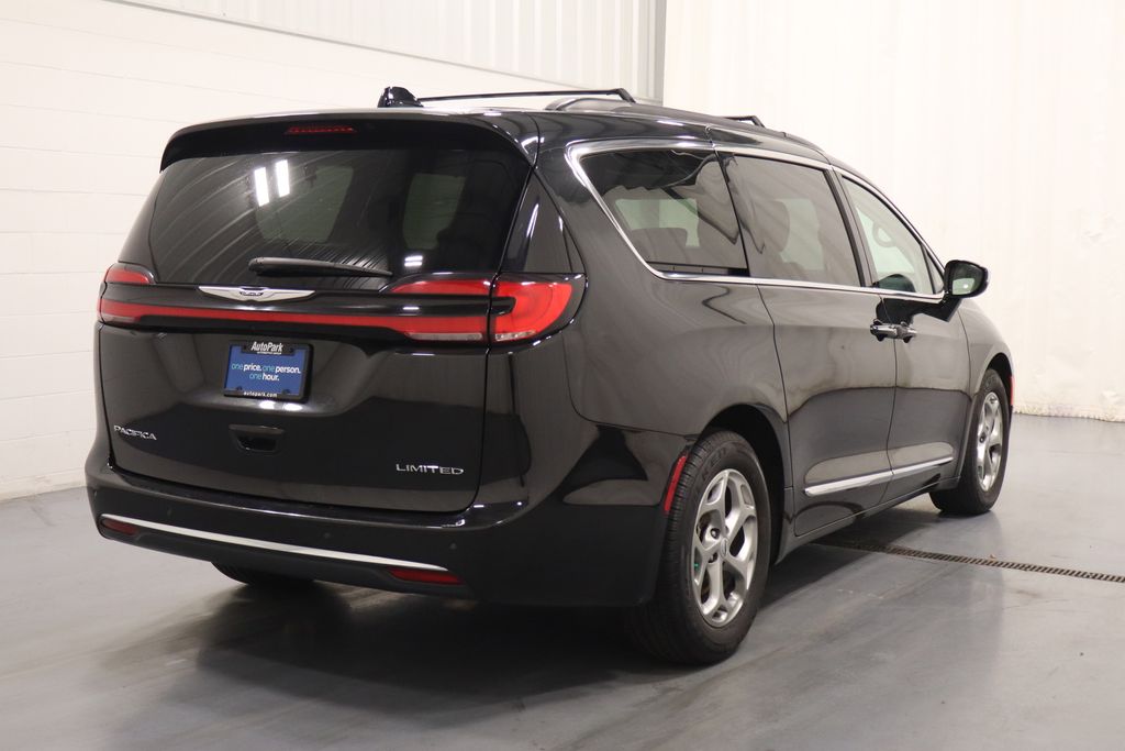 Used 2023 Chrysler Pacifica - photo 2