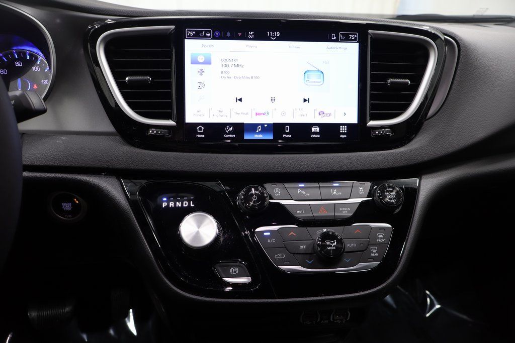 Used 2025 Chrysler Pacifica - photo 24