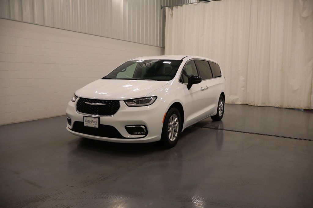 Used 2025 Chrysler Pacifica - photo 10