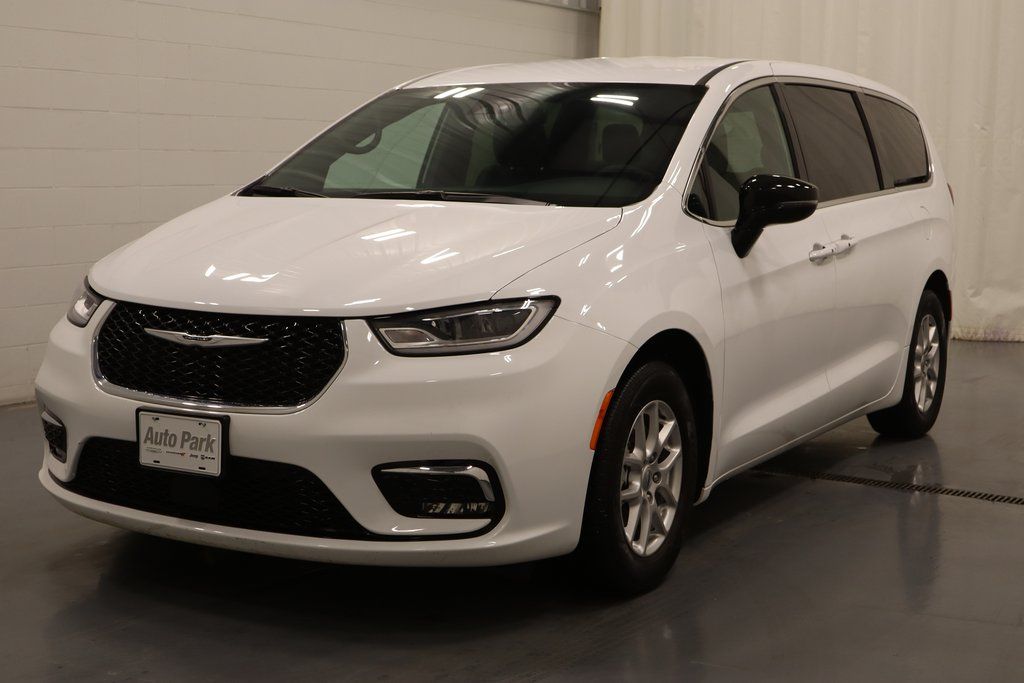 Used 2025 Chrysler Pacifica - photo 11