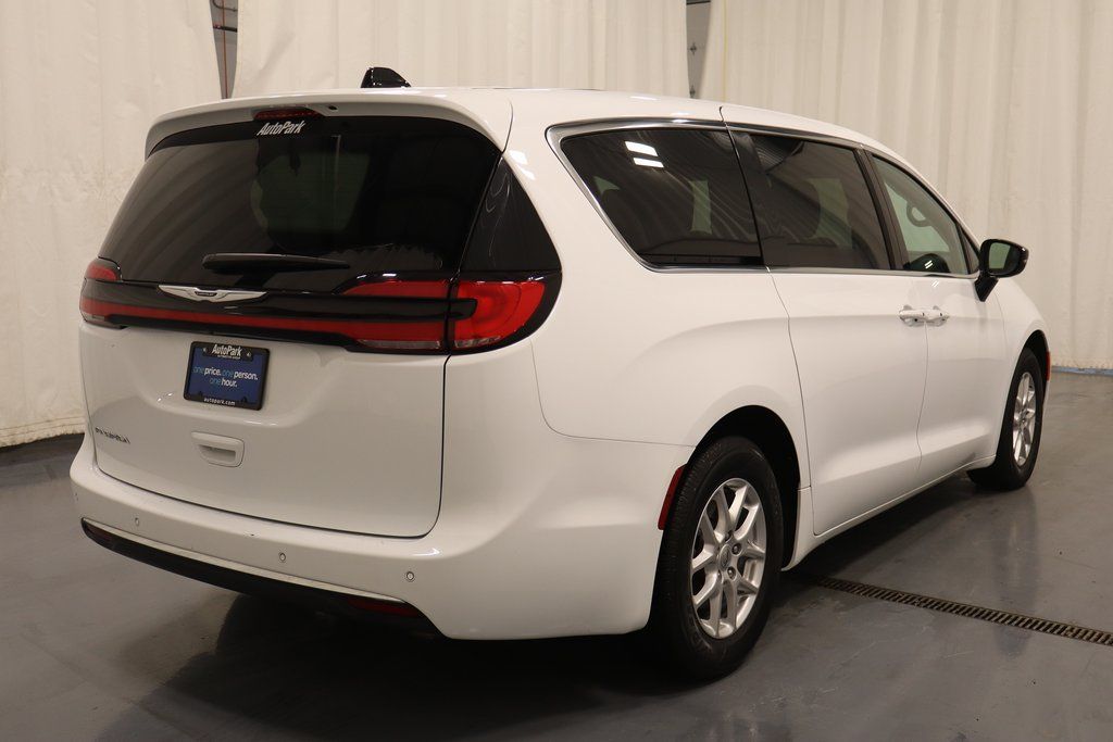 Used 2025 Chrysler Pacifica - photo 2