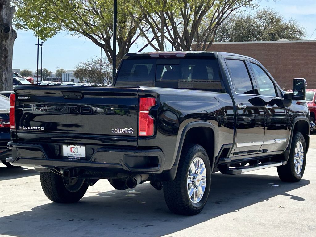 Used 2024 Chevrolet Silverado 2500 - photo 2