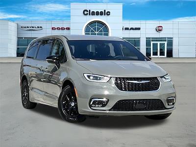 Used 2025 Chrysler Pacifica - photo 1