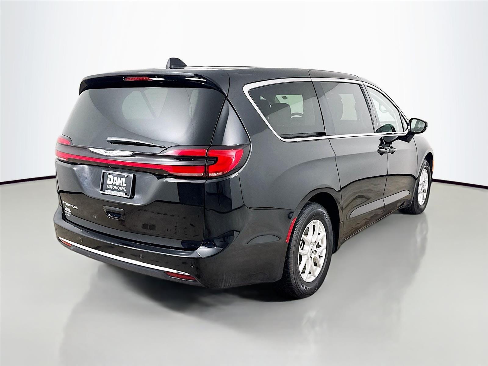 Used 2024 Chrysler Pacifica - photo 9