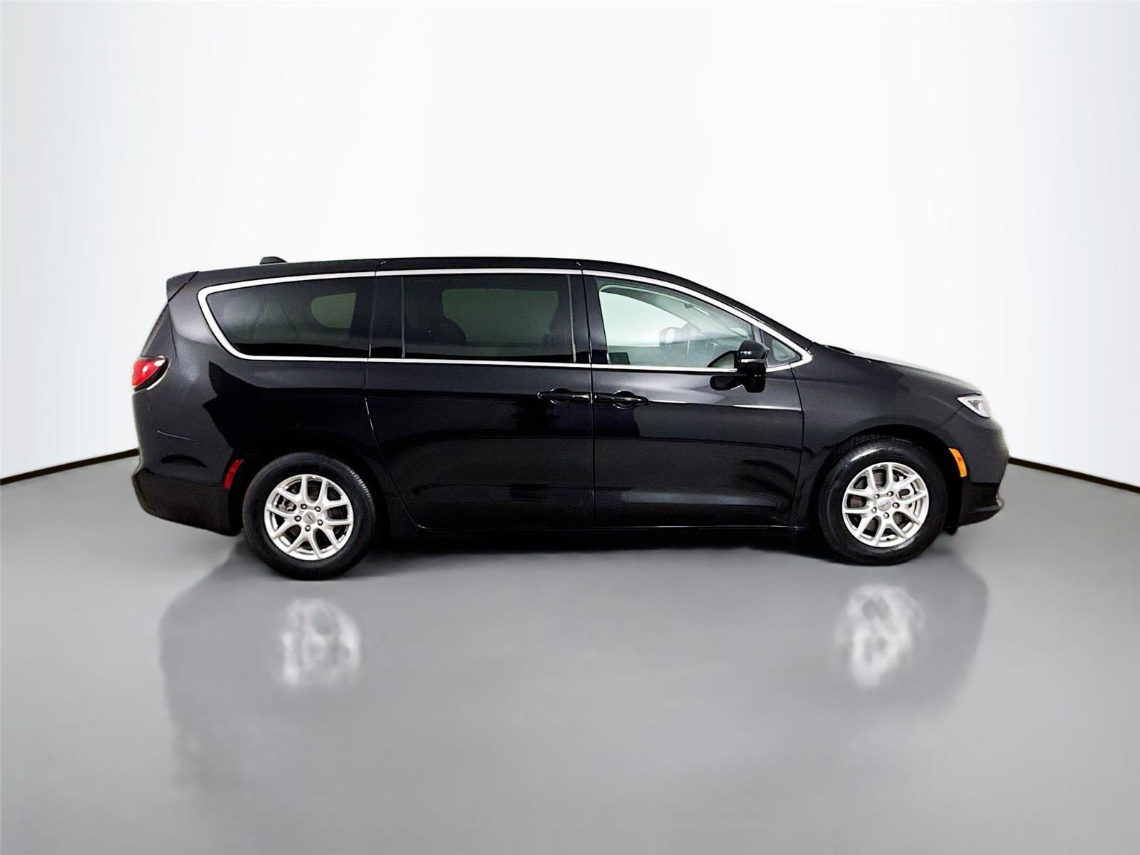 Used 2024 Chrysler Pacifica - photo 10