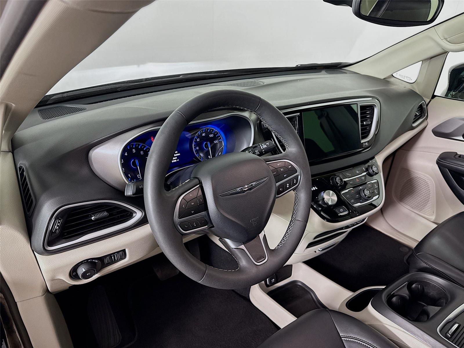Used 2024 Chrysler Pacifica - photo 11