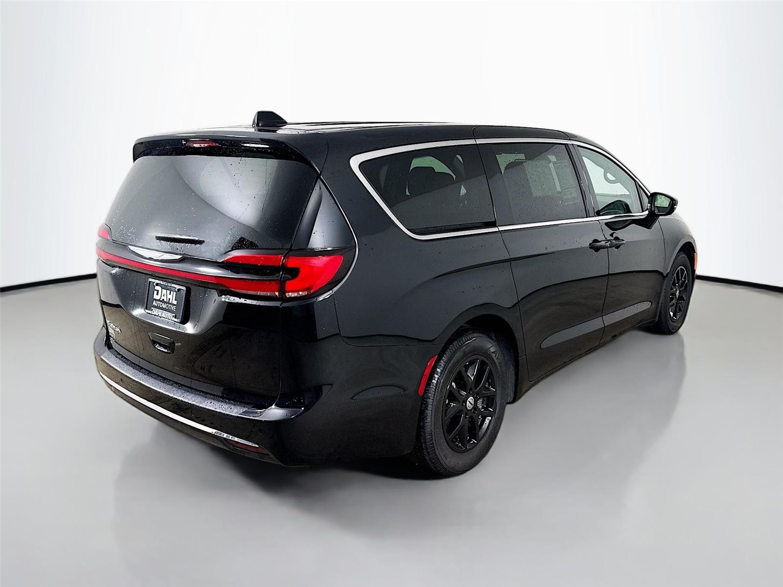 Used 2025 Chrysler Pacifica Select Minivan - photo 2