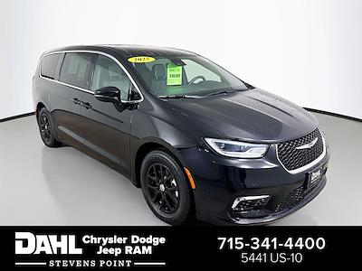 Used 2025 Chrysler Pacifica - photo 1