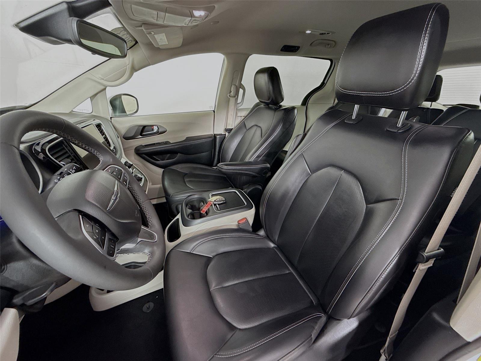 Used 2023 Chrysler Pacifica - photo 8