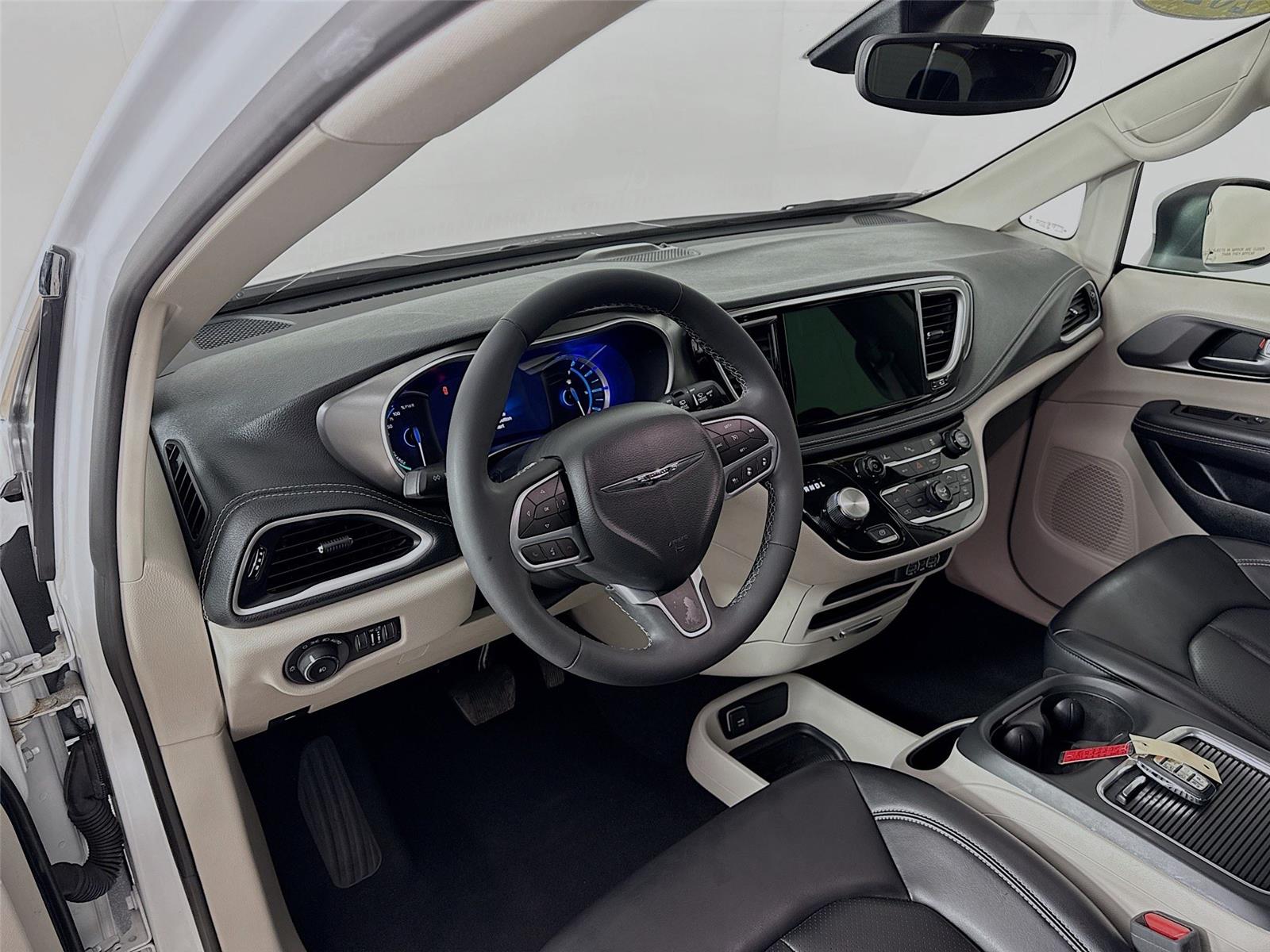 Used 2023 Chrysler Pacifica - photo 23
