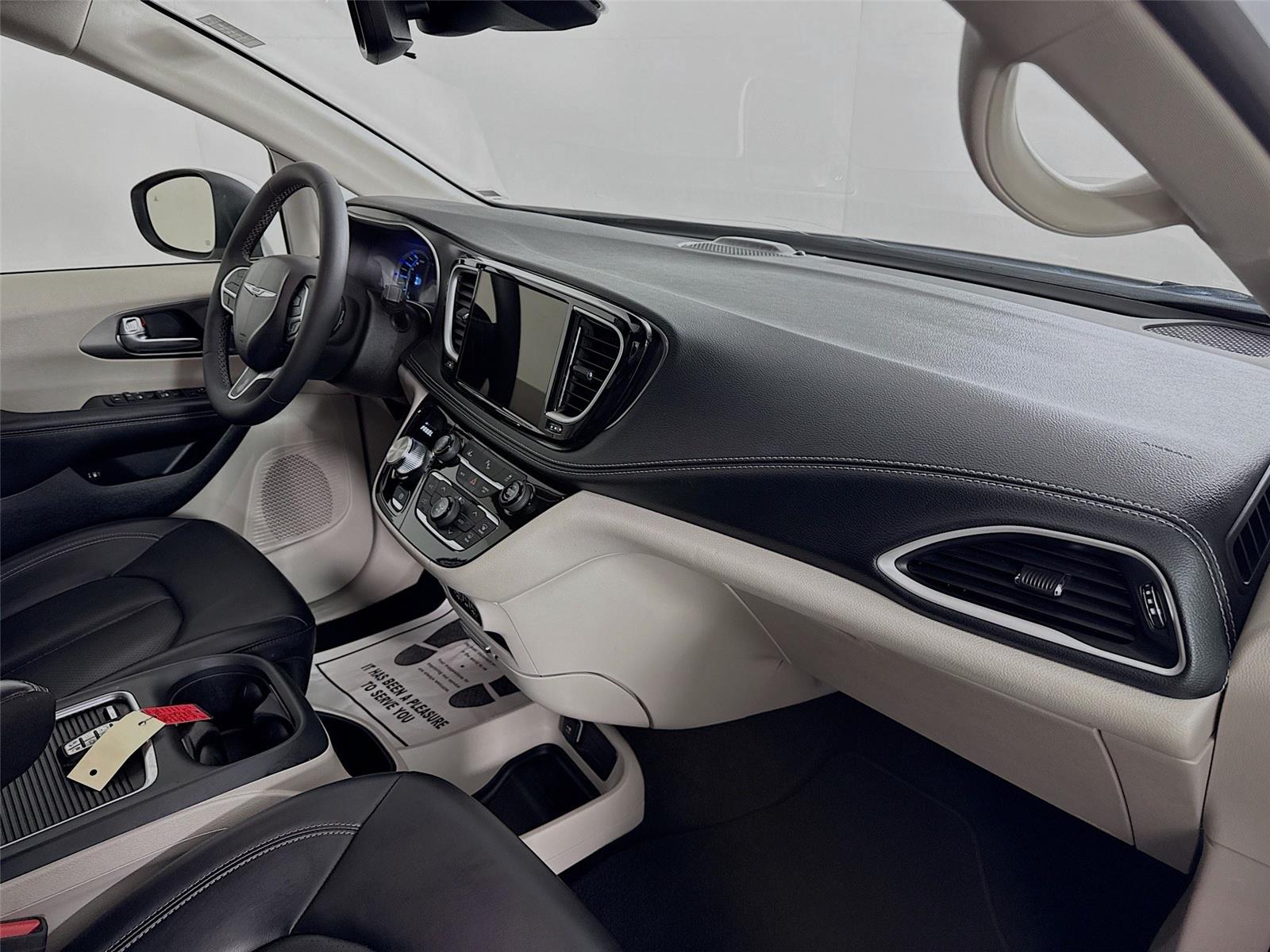 Used 2023 Chrysler Pacifica - photo 29