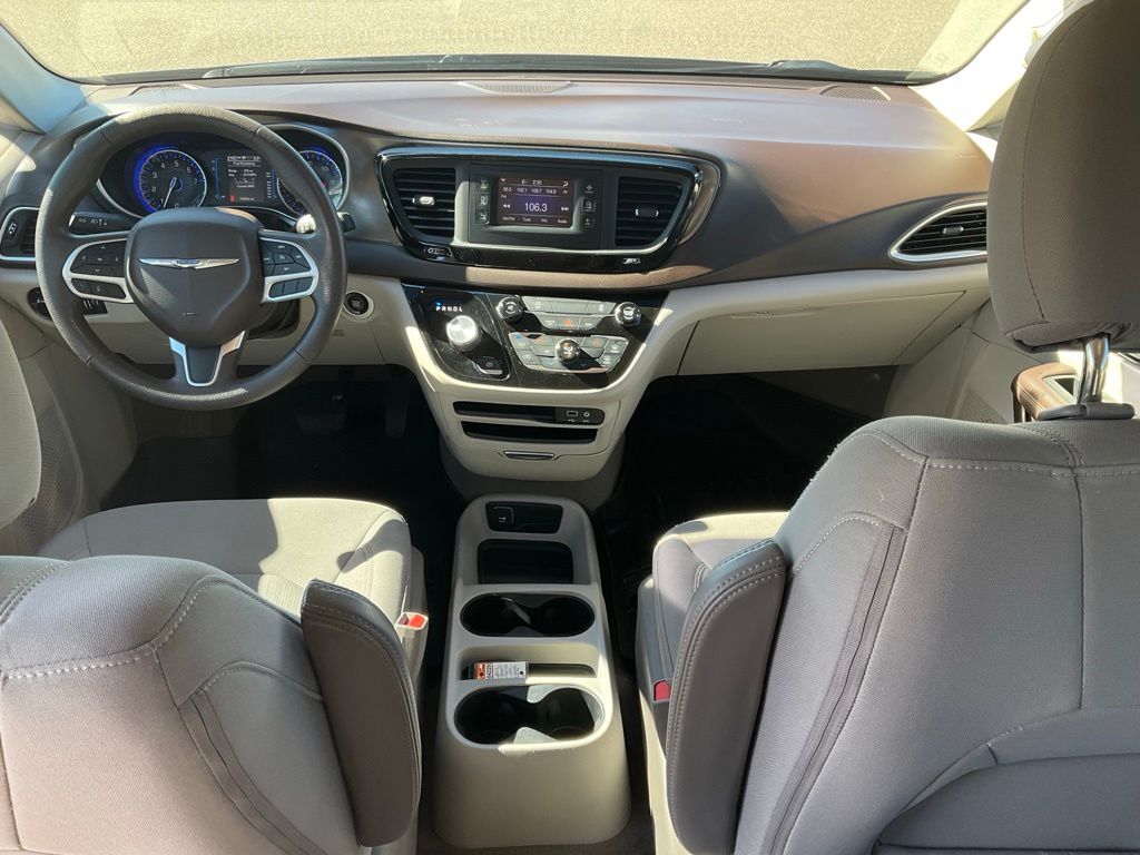Used 2017 Chrysler Pacifica - photo 2