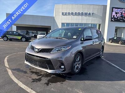 Used 2018 Toyota Sienna - photo 1