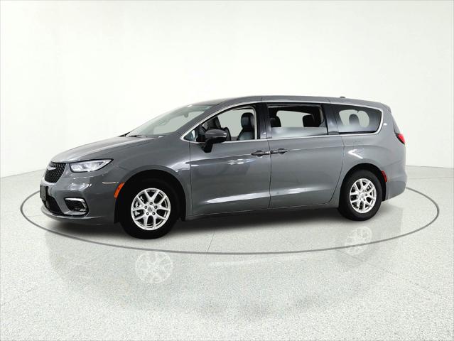 Used 2023 Chrysler Pacifica - photo 1