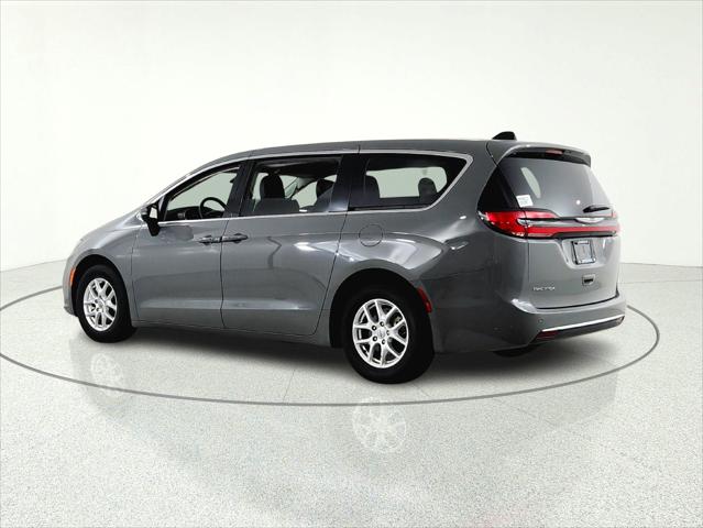 Used 2023 Chrysler Pacifica - photo 2