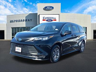 Used 2024 Toyota Sienna - photo 1